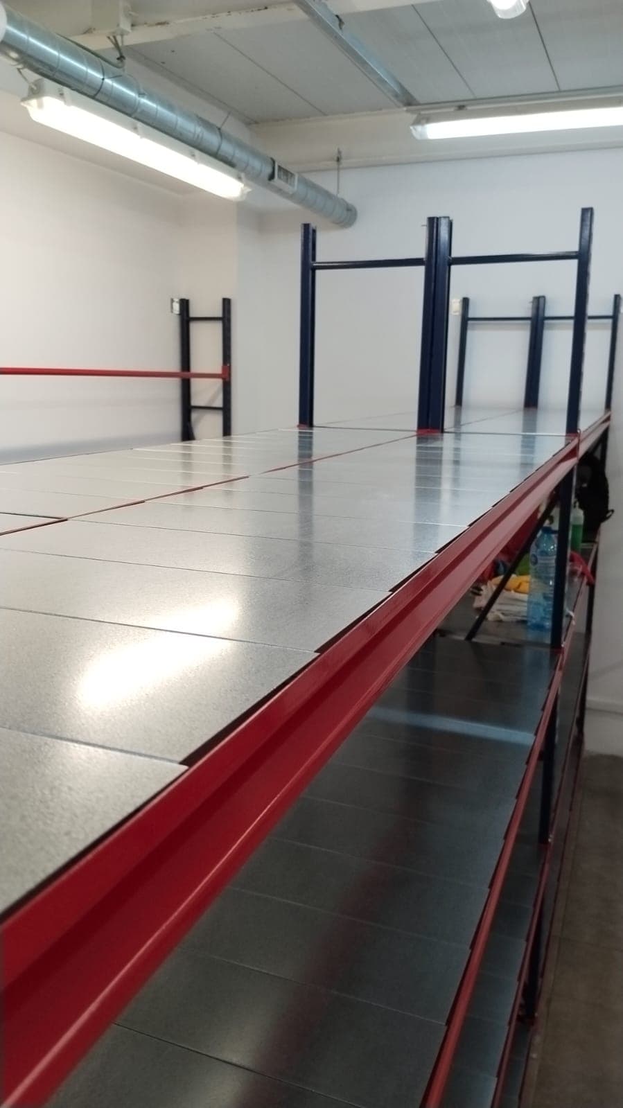 Almacén con las estanterías montadas y las baldas limpias tras el servicio