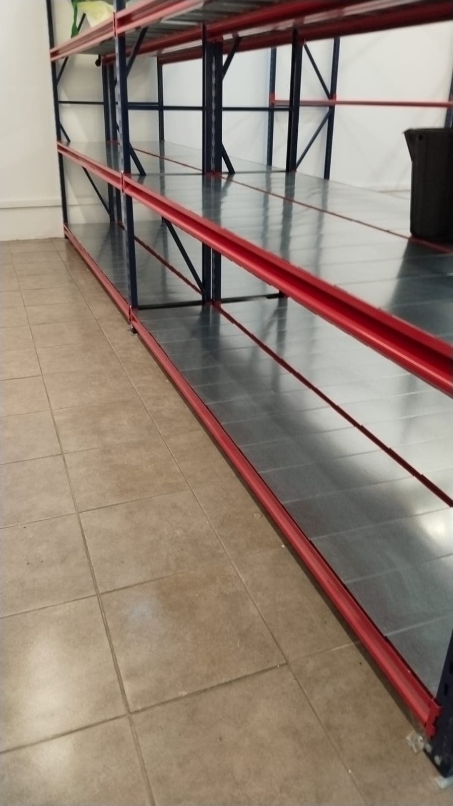 Baldas metálicas y suelo del almacén después de la limpieza